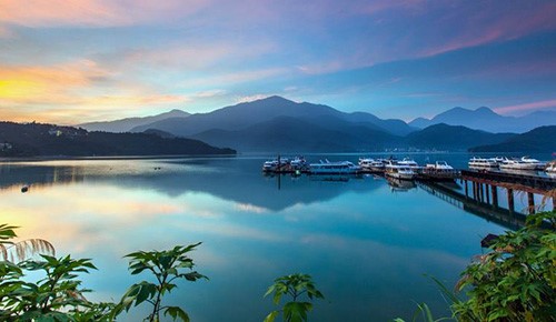 سياحة ويوغا واسترخاء.. شاهد أجمل البحيرات في العالم