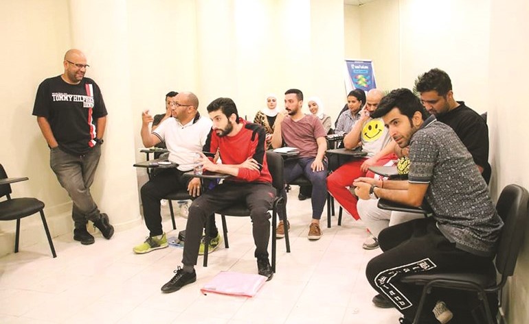 ﻿د.عبدالله العابر مع مجموعة من طلبة الأكاديمية﻿