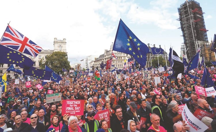 آلاف البريطانيين يتظاهرون خارج البرلمان البريطاني ويطالبون باجراء استفتاء جديد على بريكست	(أ.ف.پ)﻿