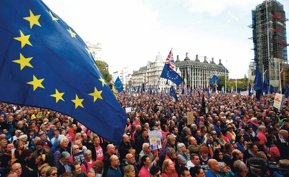 آلاف البريطانيين المؤيدين للبقاء في الاتحاد الأوروبي يتظاهرون تزامنا مع جلسة تاريخية للبرلمان أمس   (رويترز)