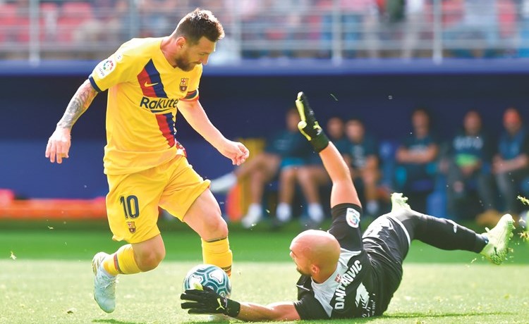 نجم برشلونة ليونيل ميسي يحاول المرور من حارس إيبار ماركو ديميتروفيتش	(أ.ف.پ)﻿