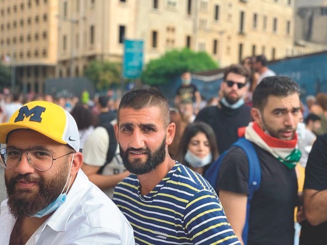 لاعب النجمة علي السعدي (في الوسط) مشاركا في التظاهرات بساحة رياض الصلح ﻿