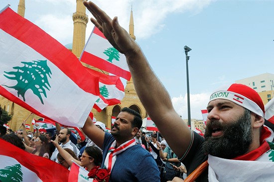 المتظاهرون اللبنانيون يواصلون احتجاجاتهم على الأوضاع المعيشية المتردية لليوم الرابع على التوالي
