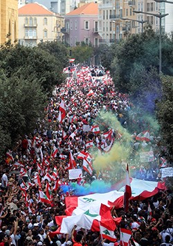 المتظاهرون اللبنانيون يواصلون احتجاجاتهم على الأوضاع المعيشية المتردية لليوم الرابع على التوالي