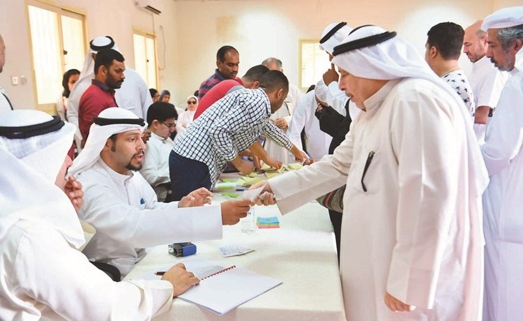 نواف اليتامى خلال توزيع كوبونات الذبائح على مساهمي الجمعية	 (قاسم باشا)﻿
