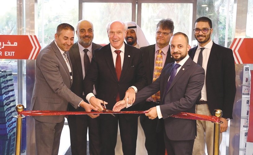 السفير فرانس بوتايت ومكرم ملاعب خلال قص شريط افتتاح أسبوع الأغذية الهولندية في مركز سلطان﻿