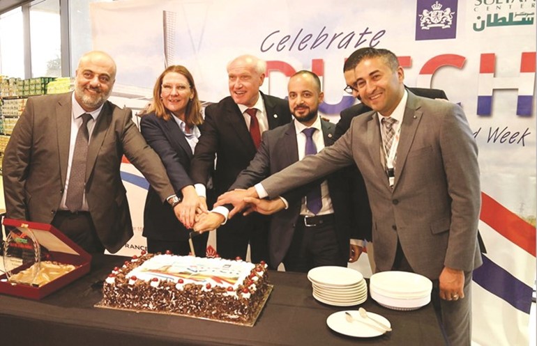 مشاركة بقطع كيكة المهرجان﻿
