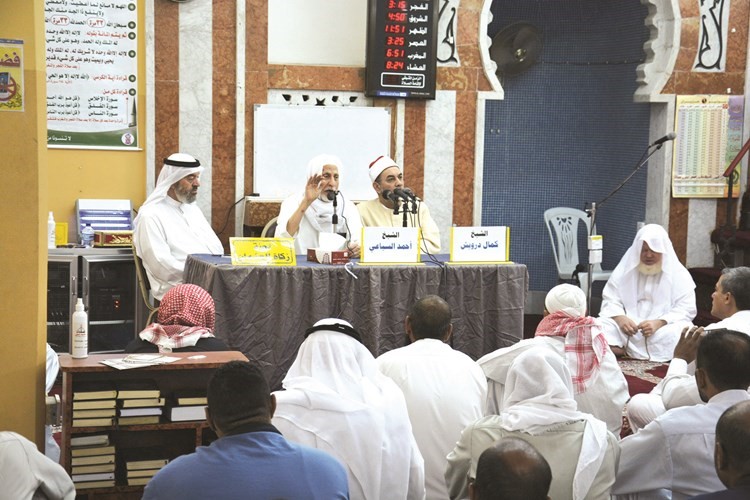 من إحدى محاضرات اللجنة﻿