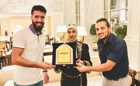 الشيخة انتصار خلال تكريمها من إبراهيم كرم وعبدالرحمن مصطفى﻿