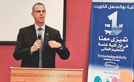 السفير الكندي خلال المحاضرة﻿