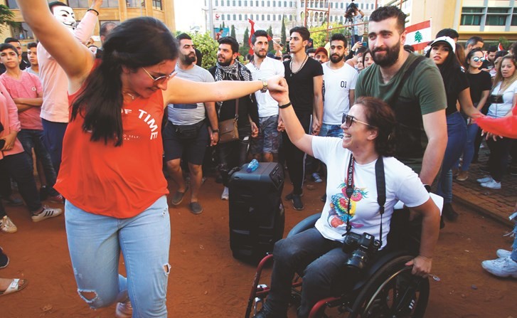 الإعاقة لم تمنع اللبنانيين من المشاركة في الاحتجاجات﻿