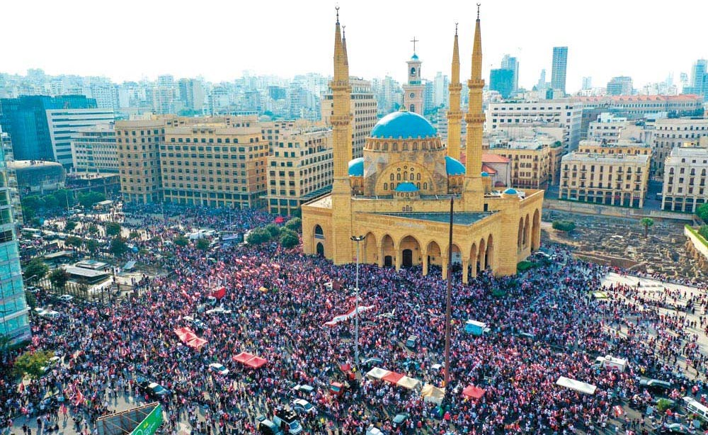 المحتجون اللبنانيون الغاضبون يحيطون بمسجد الأمين وسط بيروت
