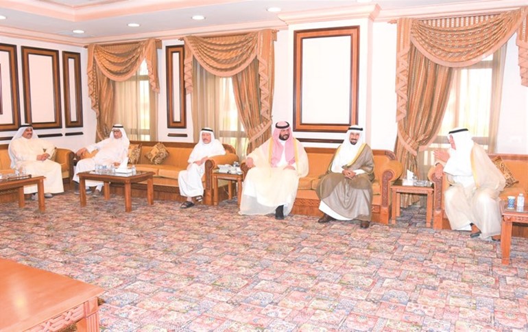 الشيخ طلال الخالد مستقبلا الشيخ علي الجابر وعددا من رواد الديوان﻿