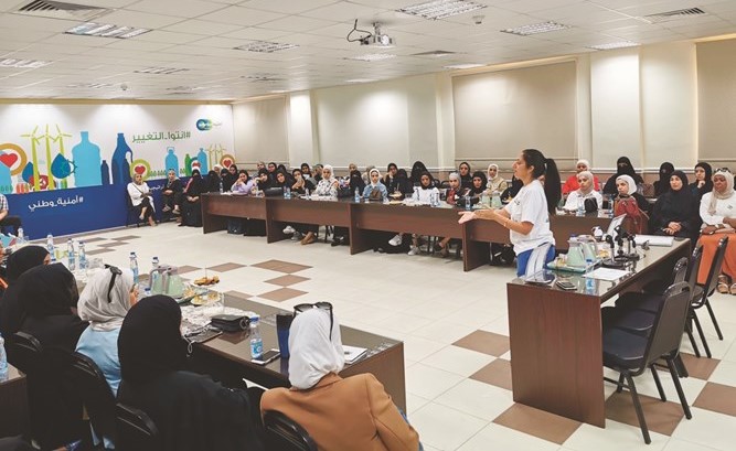 فرح شعبان متحدثة أمام مجموعة من المعلمات المشاركات ﻿
