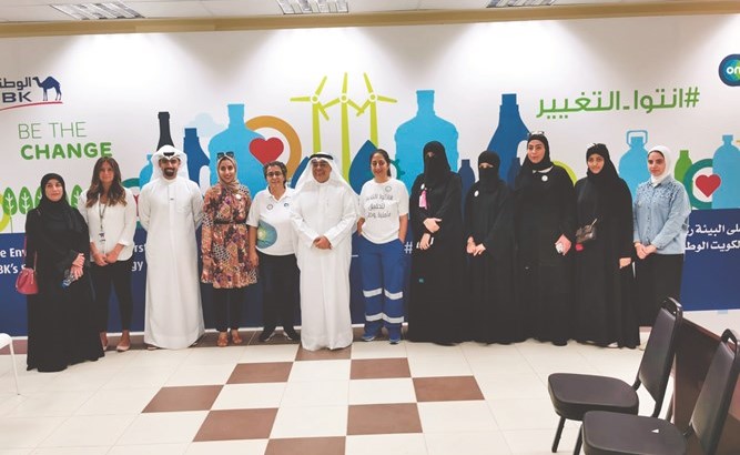 فيصل المقصيد متوسطا المشاركين في المسابقة البيئية﻿
