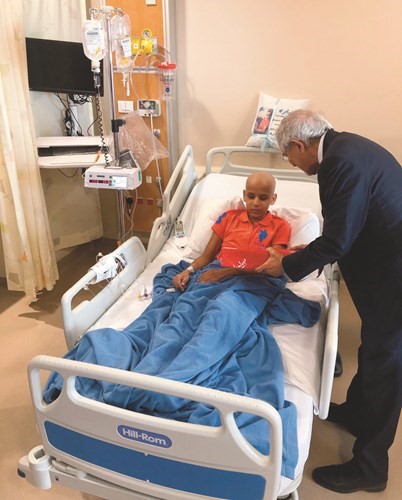 د.هلال الساير يطمئن على صحة أحد المرضى﻿