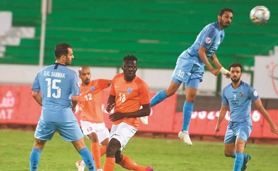 لاعب السالمية فهد مرزوق يراقب الكرة 	(محمد هاشم) ﻿