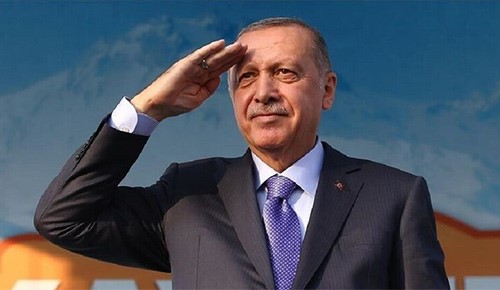 بالفيديو.. أردوغان يؤدي التحية العسكرية لـ"نبع السلام"