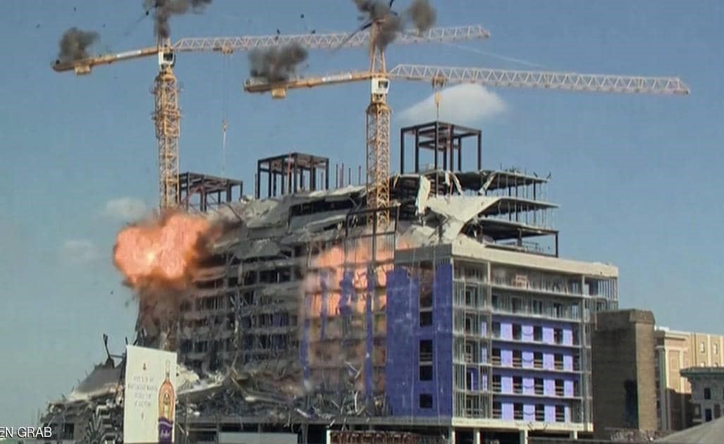 بالفيديو.. تدمير رافعتين بالمتفجرات بعد انهيار مبنى