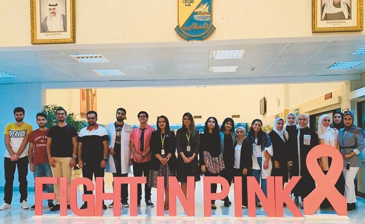 سحر الذربان وفجر الكندري مع طلبة كلية الطب خلال أسبوع التوعية بسرطان الثدي في جامعة الكويت﻿