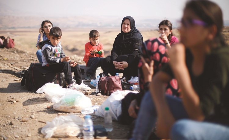  أكراد سوريون عالقون ينتظرون عبور الحدود العراقية	(رويترز)﻿