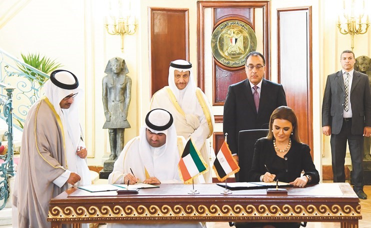 الوزير خالد الروضان أثناء توقيع اتفاقية التفاهم مع وزيرة الاستثمار والتعاون الدولي﻿
