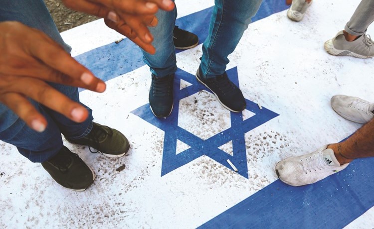 العلم الإسرائيلي تحت أقدام المتظاهرين﻿