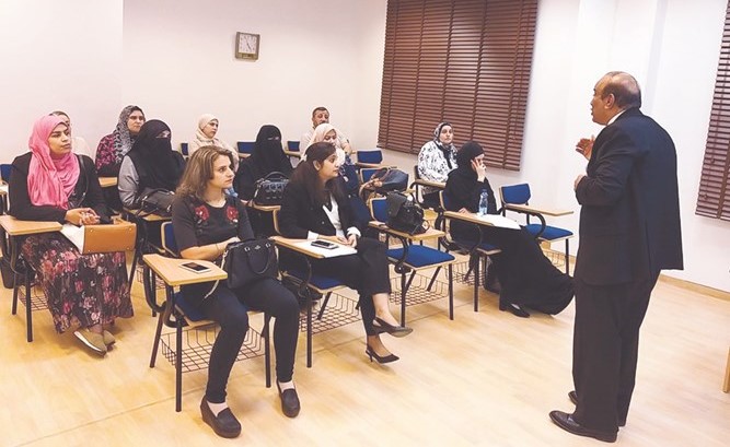 د.خالد الصالح متحدثا خلال الدورة﻿