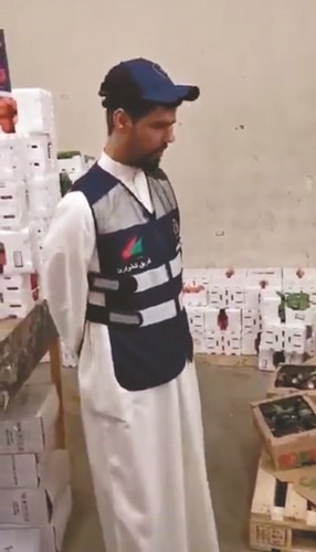 «التجارة» تضبط مخزناً في الصليبية يغيّر بلد منشأ كمية من الباذنجان الكويتي إلى سعودي