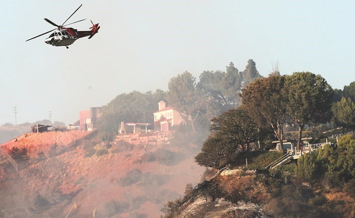 طائرة هيليكوبتر خلال مكافحة الحرائق			(أ.ف.پ)﻿