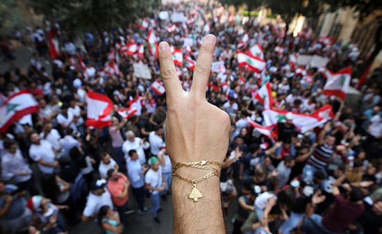 الاحتجاجات تتواصل في لبنان لليوم السادس حتى إسقاط الحكومة