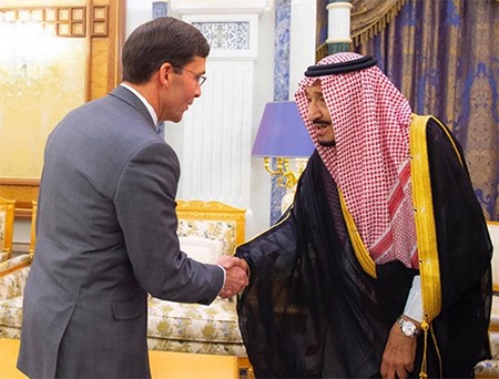 خادم الحرمين الملك سلمان بن عبد العزيز مستقبلا وزير الدفاع الأميركي مارك إسبر