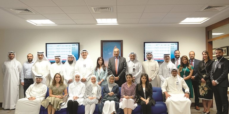 صورة جماعية لإداريي الوطني وموظفي مؤسسة البترول الكويتية المشاركين في البرنامج﻿
