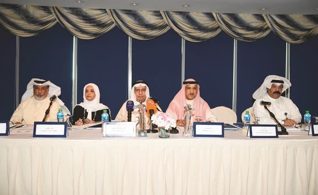 إبراهيم البغلي وعلي حسن وطارق العنزي خلال المؤتمر الصحافي﻿