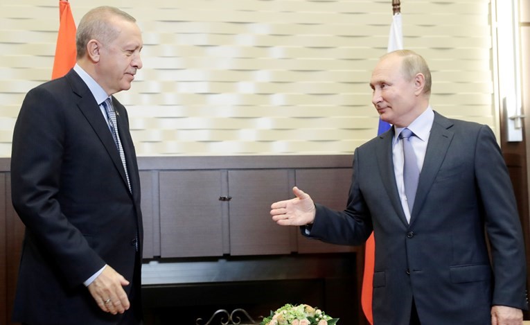 الرئيس الروسي فلاديمير بوتين مستقبلا نظيره التركي رجب طيب اردوغان في سوتشي امس	(رويترز)﻿