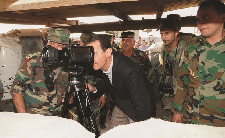 صورة وزعتها صفحة الرئاسة السورية للرئيس بشار الاسد خلال زيارته لبلدة الهبيط     (ا. ف. پ)﻿