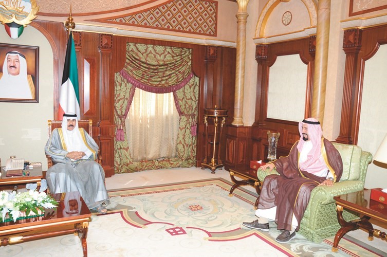 سمو ولي العهد الشيخ نواف الأحمد مستقبلا الشيخ علي الخالد﻿