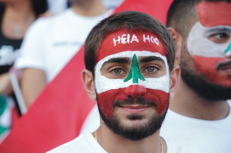 بالفيديو.. الجيش يفتح الطرقات.. والمحتجون يدعون لاستقالة الحكومة فوراً