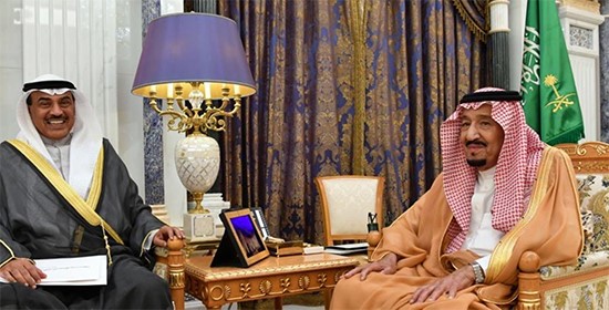 مبعوث صاحب السمو الشيخ صباح الخالد خلال تسليمه الرسالة إلى خادم الحرمين الشريفين الملك سلمان بن عبد العزيز 