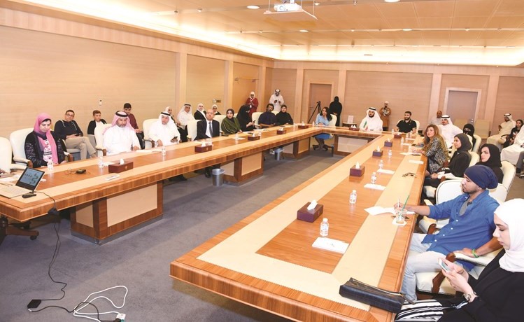 جانب من الحضور خلال الحوار ﻿
