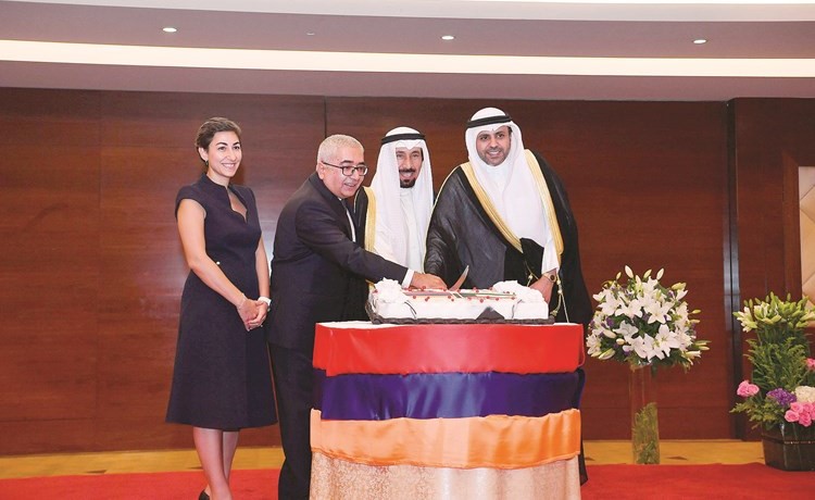الوزير محمد الجبري والشيخ علي الجابر والسفير الأرميني خلال قطع كيكة الاحتفال (قاسم باشا)﻿