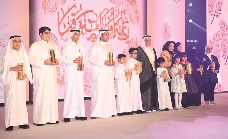 الشيخ علي الجراح وفاطمة الأمير مع بعض المكرمين من أبناء الشهداء(محمد هاشم)﻿
