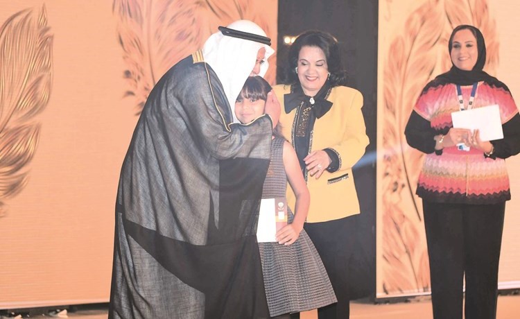 الشيخ علي الجراح مقبلا احدى الفائقات﻿