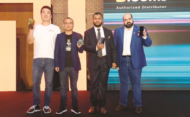 ممثلو بلومز وشاومي بعد الكشف عن الهاتفين الجديدين ﻿