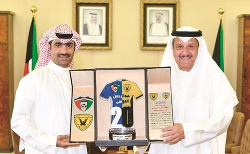 عيسى الكندري خلال استقباله اللاعب السابق عبدالرحمن الموسى﻿