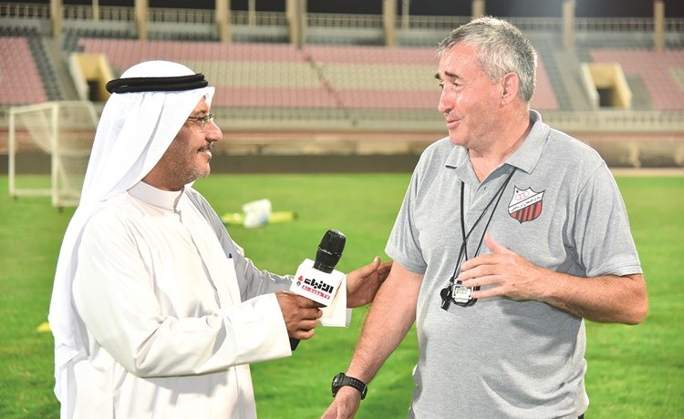 المدرب دولي متحدثا للزميل مبارك الخالدي