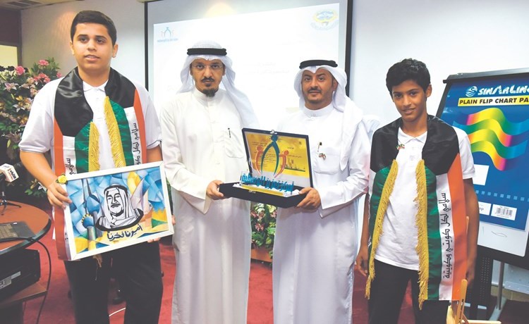 د. عبدالله الشريكة مكرما بعض المشاركين	(محمد هنداوي)﻿
