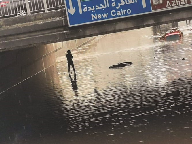 السيارات مغمورة بمياه الأمطار في وسط القاهرة﻿