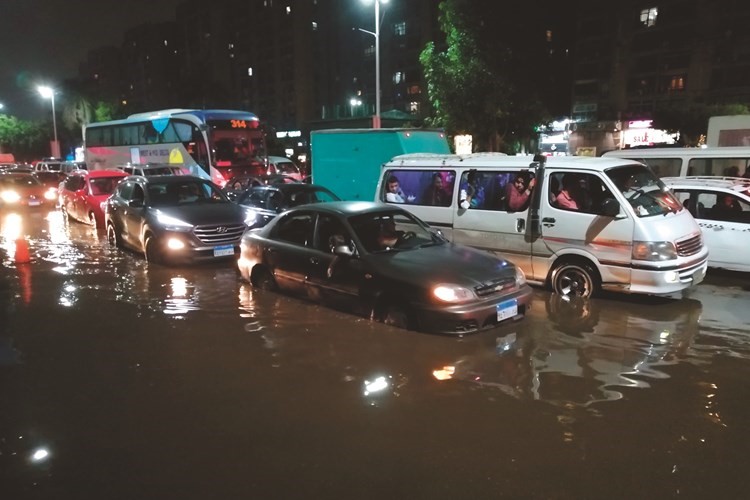 ازدحام مروري جراء المياه المتراكمة﻿