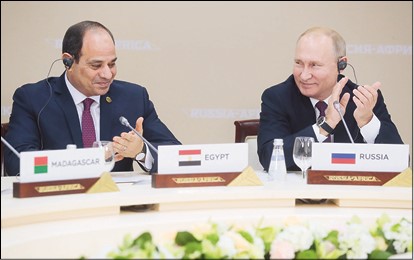 الرئيسان بوتين والسيسي خلال اجتماع مع ممثلي الدول الإفريقية في سوتشي	(أ.ف.پ)